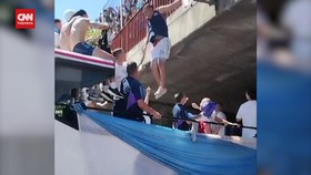 VIDEO: Detik-detik Fans Nekat Lompat ke Bus Saat Pawai Juara Argentina