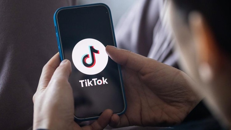JAPAN - 2022&sol;12&sol;14&colon; In this photo illustration&comma; a TikTok App Logo is displayed on a mobile phone&period; &lpar;Photo Illustration by Stanislav Kogiku&sol;SOPA Images&sol;LightRocket via Getty Images&rpar;