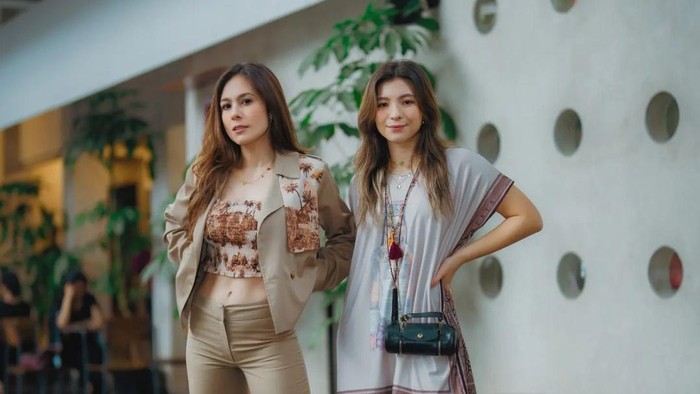 Bisa Kamu Tiru, Ini Outfit Seleb Ibu dan Anak yang Selalu Terlihat Kompak dan Modis