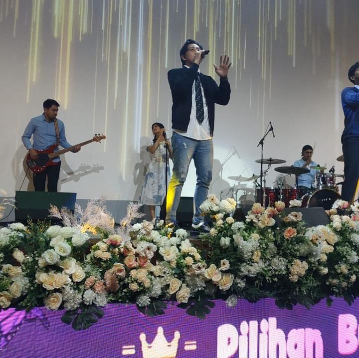 <p>Para Bunda ikut bernyanyi seraya mengabadikan momen bersama Yovie and Nuno di atas panggung. Foto: HaiBunda/Mutiara Ananda Putri</p>