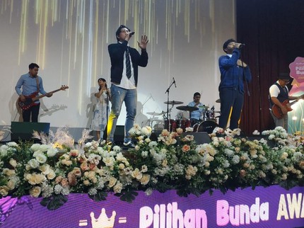 7 Potret Yovie & Nuno di Pilihan Bunda Awards 2022, Kasih Kejutan Buket Bunga