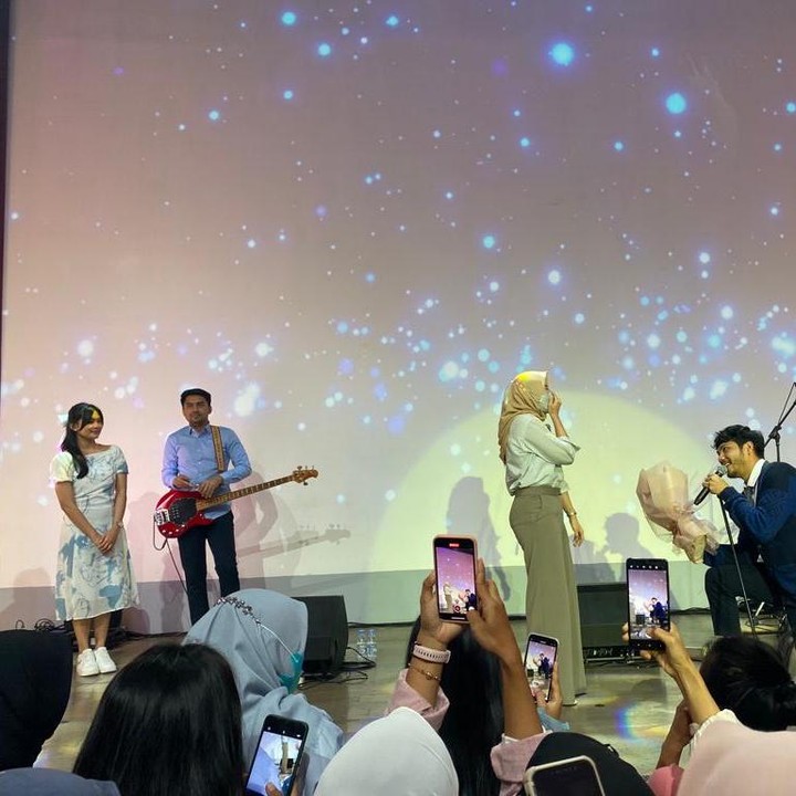 <p>Saat menyanyikan lagu Janji Suci, Chico mengajak salah satu Bunda ke atas panggung, nih. Ia kembali memberikan buket bunga dan bernyanyi bersama. Foto: HaiBunda/Mutiara Ananda Putri</p>