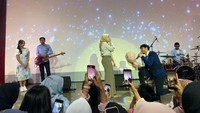 <p>Saat menyanyikan lagu Janji Suci, Chico mengajak salah satu Bunda ke atas panggung, nih. Ia kembali memberikan buket bunga dan bernyanyi bersama. Foto: HaiBunda/Mutiara Ananda Putri</p>