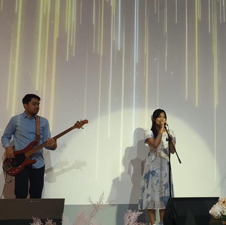 <p>Sesekali, para Bunda juga melambaikan tangan tanda menikmati lagu yang mereka nyanyikan.  Foto: HaiBunda/Mutiara Ananda Putri</p>