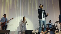 <p>Sesekali, para Bunda juga melambaikan tangan tanda menikmati lagu yang mereka nyanyikan.  Foto: HaiBunda/Mutiara Ananda Putri</p>