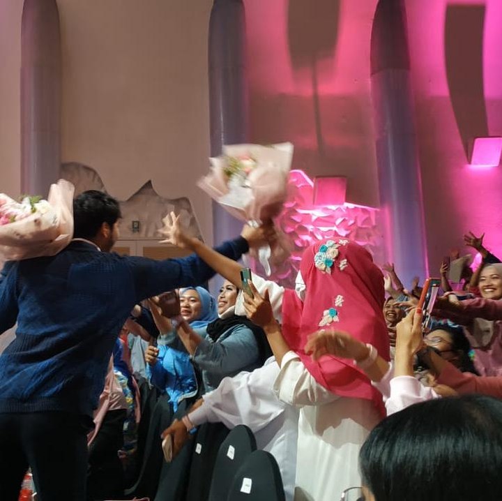 <p>Yovie and Nuno menyanyikan 7 buah lagu. Selain lagu baru, band yang didirikan pada tahun 2004 ini juga menyanyikan beberapa lagu lama yang membuat para Bunda flashback. Foto: HaiBunda/Mutiara Ananda Putri</p>