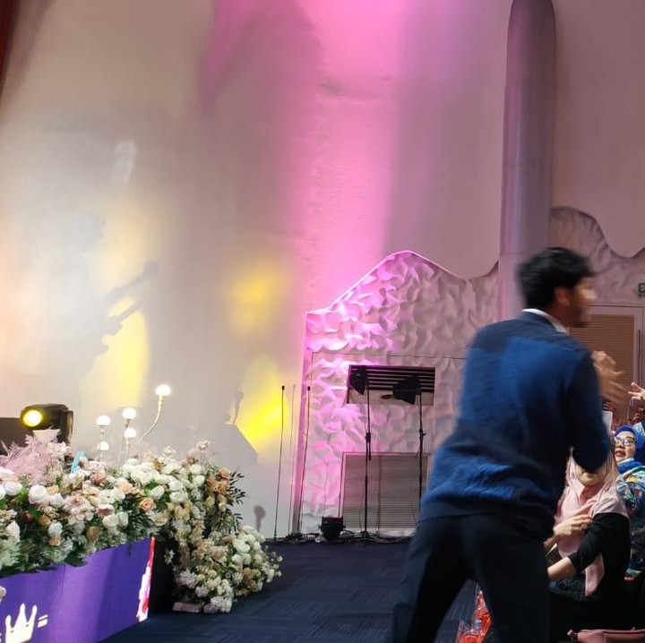 <p>Belum selesai lagu pertama, Yovie and Nuno memberikan kejutan kepada para Bunda dalam rangka Hari Ibu. Chico dan Adhyra membagikan beberapa karangan bunga dengan buket pink. Foto: HaiBunda/Mutiara Ananda Putri</p>