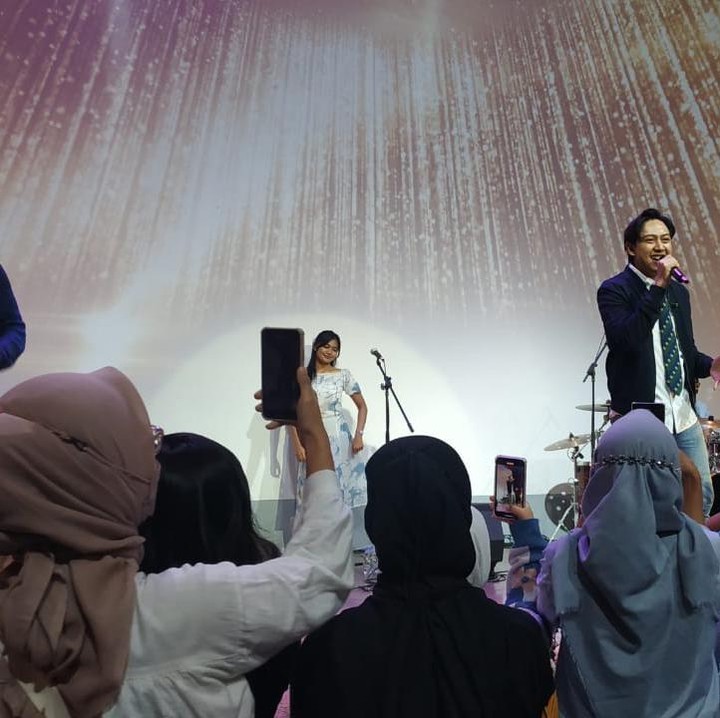 <p>Dua vokalis barunya yakni Chico Andreas dan Adhyra Yudhi tampil pertama kali menyapa para Bunda dengan lagu Manusia Biasa.  Foto: HaiBunda/Mutiara Ananda Putri</p>