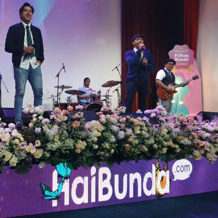 <p>Pilihan Bunda Awards 2022 telah diselenggarakan pada Rabu (21/12/2022), Bunda. Sebagai penutup, Yovie and Nuno pun menghibur di atas panggung. Foto: HaiBunda/Mutiara Ananda Putri</p>