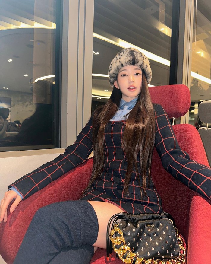 Airport fashion ala Wonyoung juga mencuri perhatian. Saat perjalanan ke Jepang, ia memakai kemeja biru berdasi serta one set dari rokh. Sementara aksesorisnya, yaitu sepatu dari Vivienne Westwood, tas N21, serta topi bulu dari Awesome Needs./ Foto: instagram.com/for_everyoung10