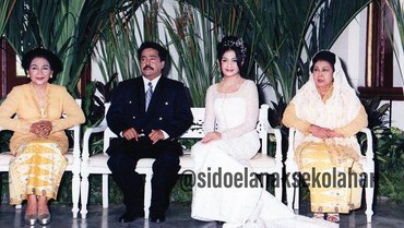 img-title 8 Foto Lawas Almh Aminah Cendrakasih 'Mak Nyak' di 'Si Doel' bareng Rano Karno