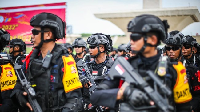 Tim gabungan dari Polisi dan TNI mengamankan pelaksanaan ibadah jemaah GBI Cinere Bellevue usai didatangi sejumlah warga.