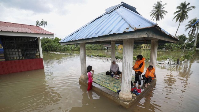 Hampir 12 ribu warga Malaysia dievakuasi akibat banjir yang dipicu hujan lebat di Negeri Jiran dalam beberapa hari belakangan.