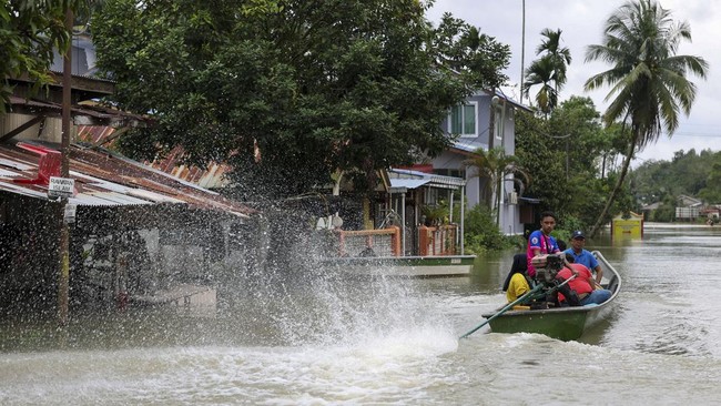 FOTO: Tahun Baru Malaysia 'Disambut' Banjir Bandang dan Longsor
