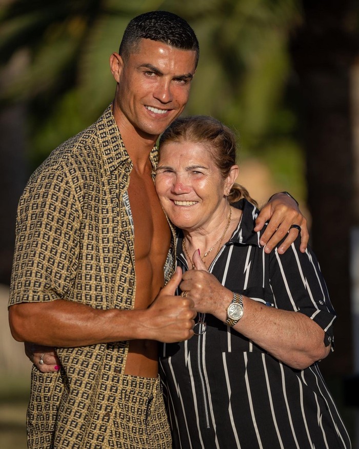 Christiano Ronaldo kerap membagikan momen bersama keluarga termasuk bersama ibu, di akun instagramnya. Walau punya pengalaman masa kecil pahit karena ekonomi sulit, Ronaldo diketahui sangat menyayangi dan memprioritaskan ibunya. (Foto: Instagram Christiano)