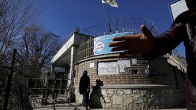 FOTO: Sendu Mahasiswi Afghanistan Dilarang Masuk Kampus oleh Taliban