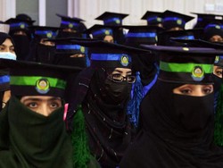 Dilarang Kuliah oleh Taliban, Perempuan Afghanistan Demo Sambil Menangis