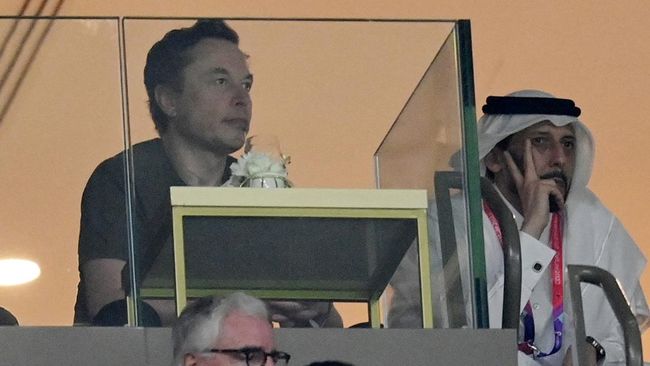 Elon Musk - Bos Investasi Qatar Nobar Final Piala Dunia CEO Tesla dan Twitter Elon Musk menonton langsung final Piala Dunia 2022 bersama CEO Qatar Investment Authority (QIA) Mansoor Bin Ebrahim Al-Mahmoud.