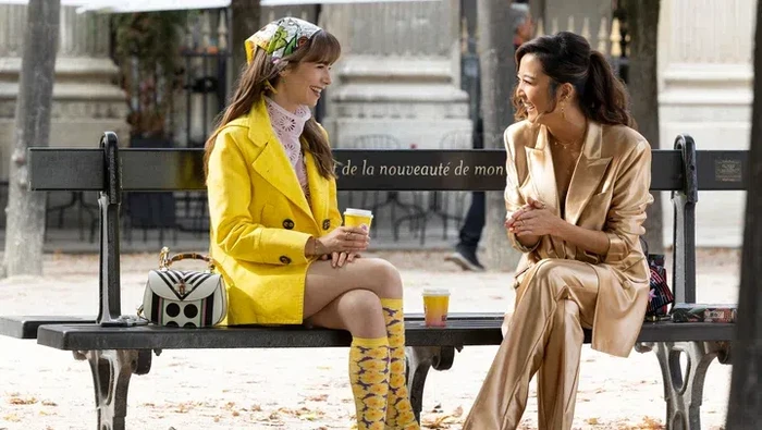 Tampil dengan Outfit Bernuansa Ceria di Tahun Baru, Berikut Inspirasi Gaya dari Emily in Paris Season 3