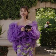 5 Gaya Emily In Paris Season 3 yang Bisa Kamu Tiru, dari Liburan hingga Kencan!