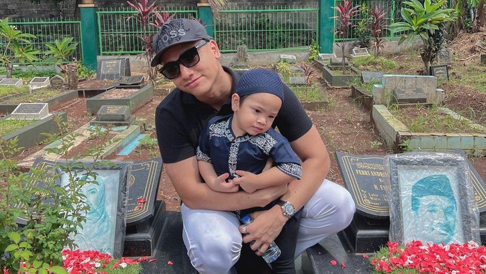 Gala Sky di Makam Mendiang Vanessa Angel dan Bibi Andriansyah