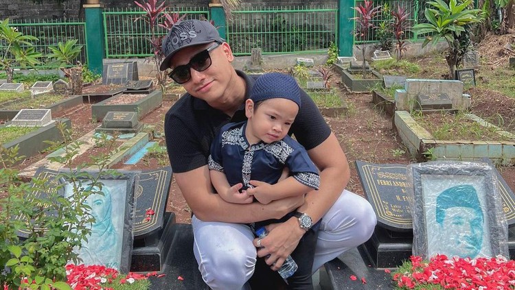 Gala Sky di Makam Mendiang Vanessa Angel dan Bibi Andriansyah