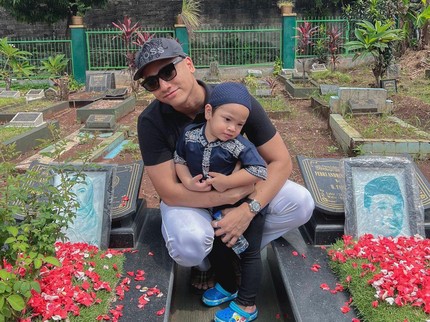Menyentuh, Gala Sky Kunjungi Makam Vanessa Angel di Hari Kelahiran Sang Ibunda