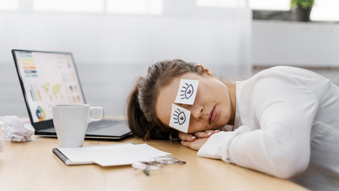 Seseorang yang mengungkapkan bahwa dirinya sedang tidak cukup tidur menjadi tanda jelas mereka sedang stres.