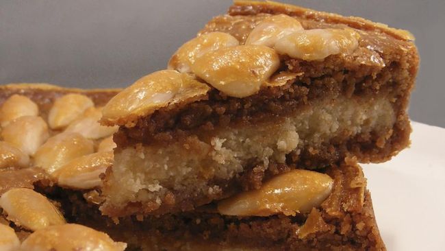 Saat Natal bukan cuma kue jahe yang populer. Salah satu jenis kue yang juga populer adalah Gevulde Koeken.