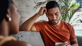7 Ciri Pasangan Sedang Jatuh Cinta dengan Orang Lain