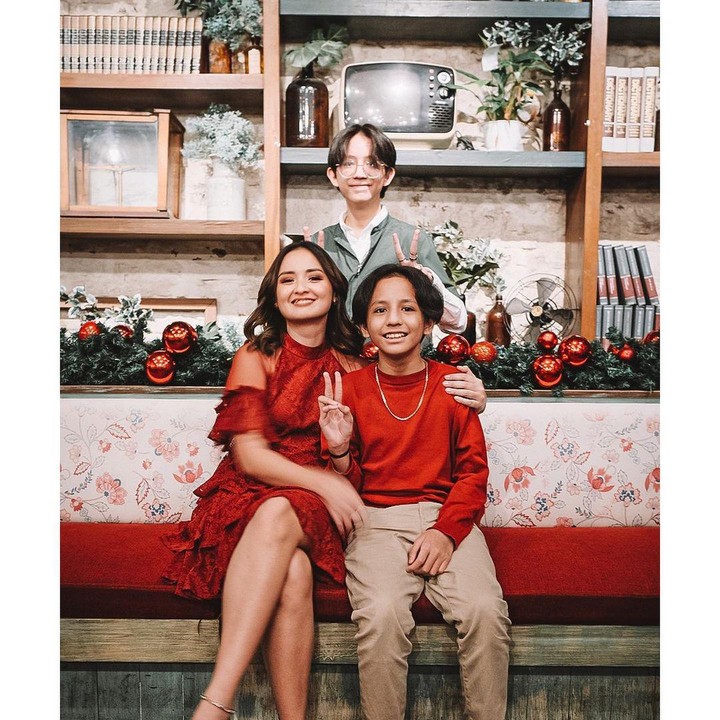 <p>Ya, ini menjadi Natal kedua bagi Joanna tanpa sang suami, Raditya Oloan. Setelah kepulangan Radit ke pangkuan Yang Maha Esa, Joanna Alexandra menjadi <em>single mom</em> membesarkan anak-anaknya. (Foto: dok. Instagram @joannaalexandra)<br /><br /><br /></p>