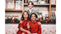 <p>Ya, ini menjadi Natal kedua bagi Joanna tanpa sang suami, Raditya Oloan. Setelah kepulangan Radit ke pangkuan Yang Maha Esa, Joanna Alexandra menjadi <em>single mom</em> membesarkan anak-anaknya. (Foto: dok. Instagram @joannaalexandra)<br /><br /><br /></p>