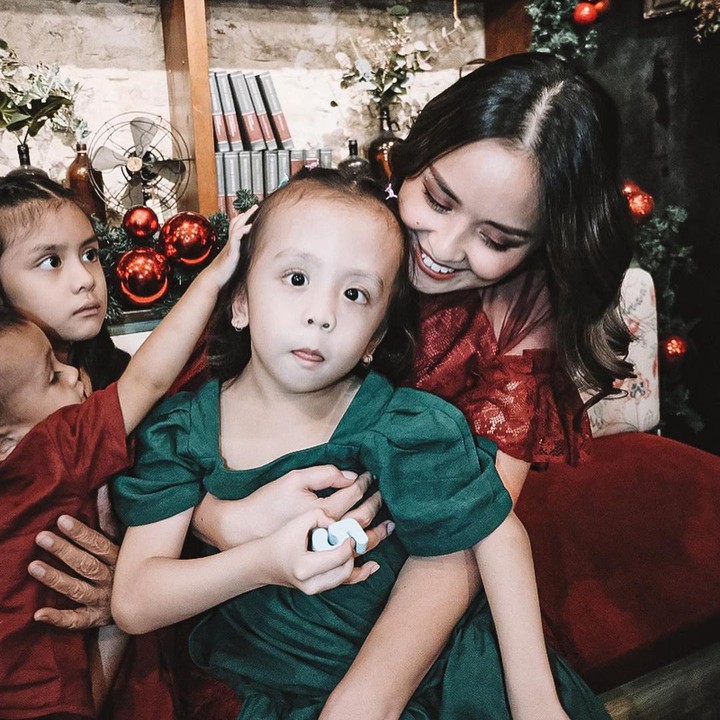 <p>Potret yang Jonna bagikan dalam media sosial Instagramnya juga terlihat manis. Bunda dan keempat anaknya ini tampil menawan dengan pakaian warna bertema Natal, merah dan hijau. (Foto: dok. Instagram @joannaalexandra)<br /><br /><br /></p>