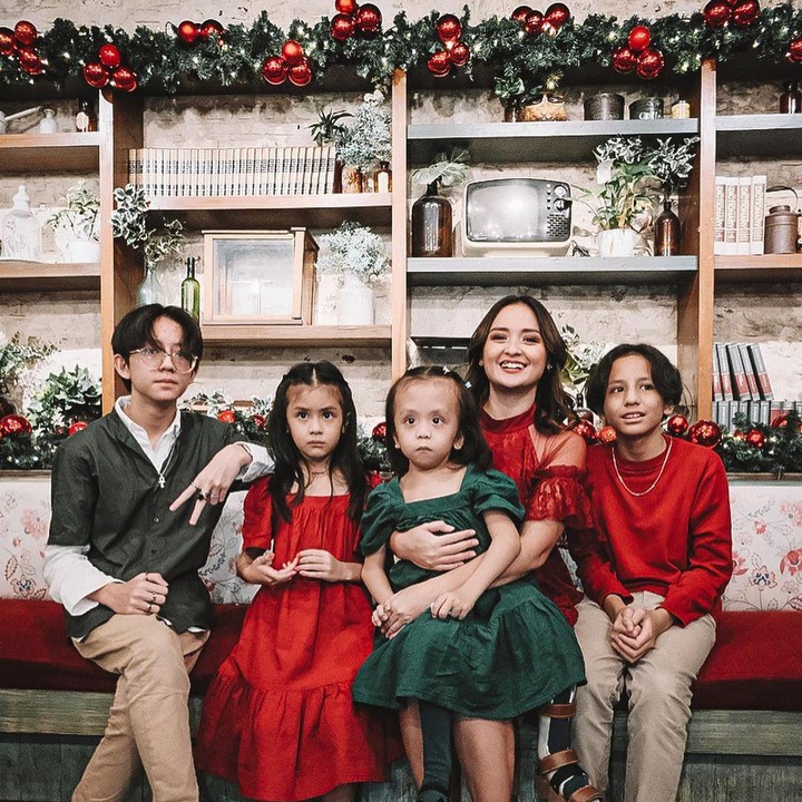 <p>Unggahan ini kemudian menuai beragam komentar positif. Selain ucapan selamat Natal, keluarga Joanna juga mendapatkan doa, Bunda. <em>"Selamat natal mama Jo Dan anak-anak, Tuhan Yesus memberkati selalu dengan kesehatan Dan semua keperluan mama Jo Dan anak anak,"</em> tulis akun @naom****. (Foto: dok. Instagram @joannaalexandra)</p>