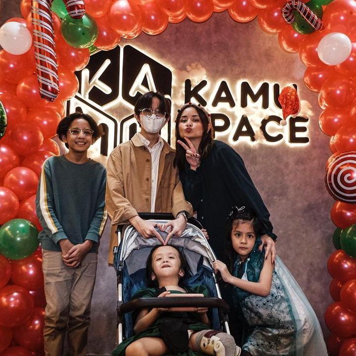 <p>Beberapa waktu yang lalu, aktris Joanna Alexandra membagikan potret dalam rangka merayakan Natal, Bunda. Dalam unggahan tersebut, Joanna terlihat menghabiskan waktu bersama orang terkasih, yakni keempat anaknya. (Foto: dok. Instagram @joannaalexandra)<br /><br /><br /></p>