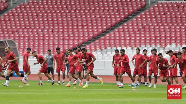 Kitman Timnas Indonesia lari kejar bus sambil bawa dua kontainer es dan dua karung besar yang berisi bola usai latihan akhir jelang lawan Thailand di Piala AFF.