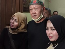 Tangis Munaroh Ingat Ucapan Terakhir Mak Nyak