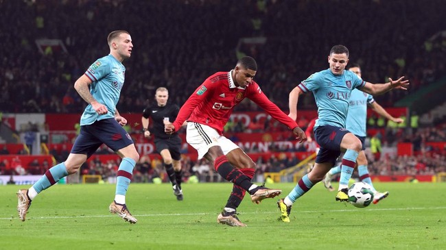 Penyerang Marcus Rashford mencetak gol istimewa saat Manchester United mengalahkan Burnley 2-0 pada babak 16 besar Piala Liga Inggris.