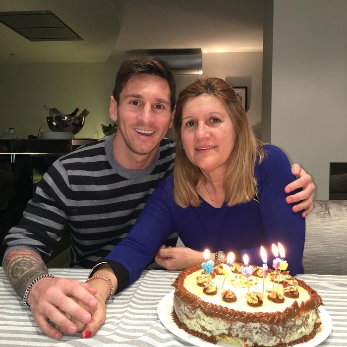 Messi yang berhasil membawa Argentina menang di Piala Dunia 2022, tahun ini tampak nggak lepas dari support ibunya. Messi juga sering mengunggah kebersamaan bersama keluarganya di akun pribadinya. (Foto: Instagram Leo Messi)