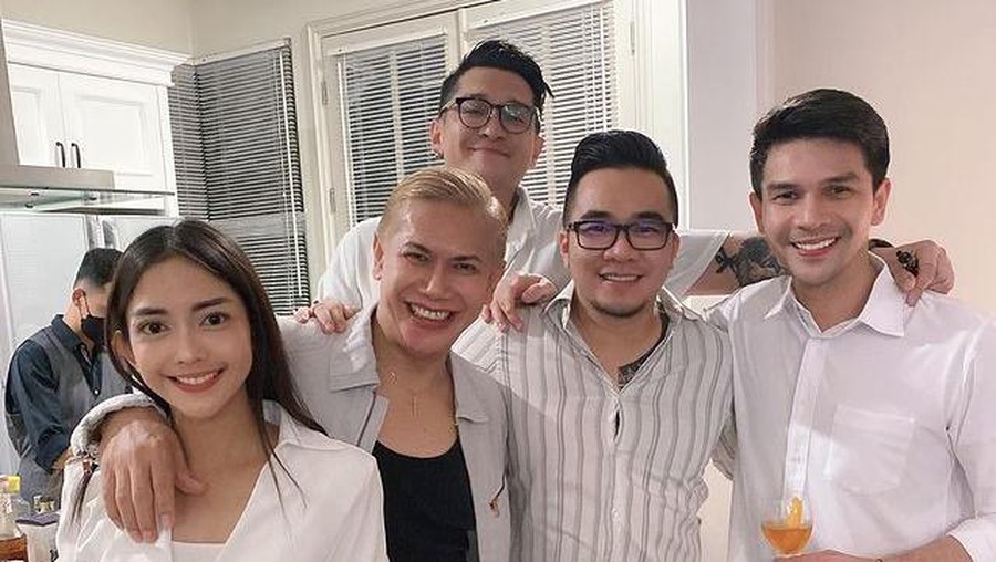 Momen Jonathan Frizzy dan Ririn Dwi Ariyanti Rayakan Natal Bareng Momen Jonathan Frizzy dan Ririn Dwi Ariyanti Rayakan Natal Bareng