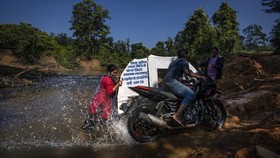 FOTO: Motor Sespan Ambulans Bantu Ibu Melahirkan di India