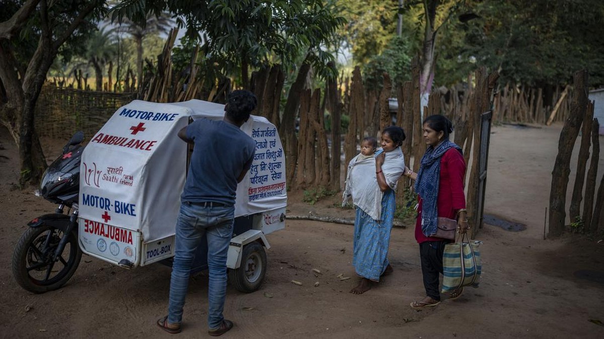 FOTO: Motor Sespan Ambulans Bantu Ibu Melahirkan di India