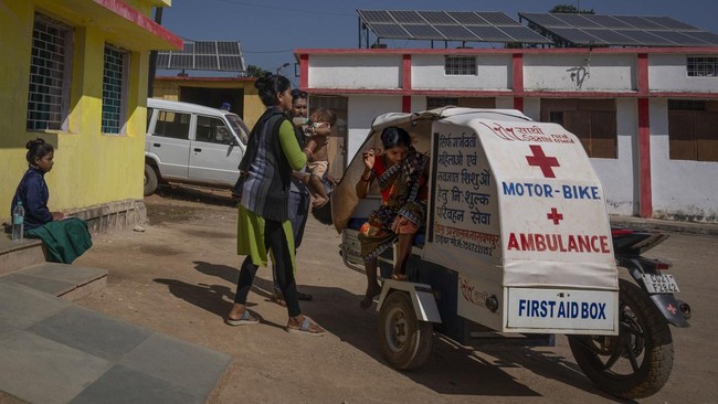 FOTO: Motor Sespan Ambulans Bantu Ibu Melahirkan di India