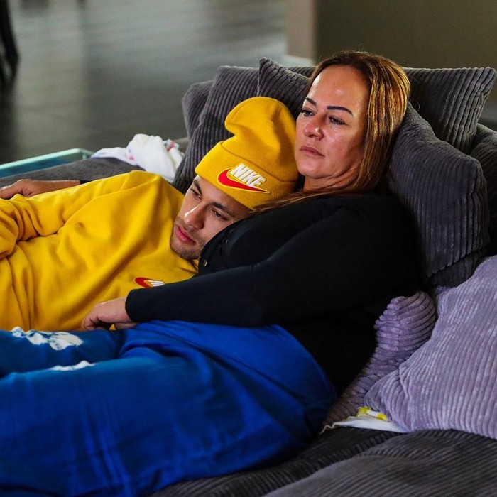 Pemain timnas Brazil ini juga kerap membagikan momen kebersamaan dengan sang ibu. Walau telah memiliki keluarga kecil sendiri, Neymar tetap anak Mamah, Beauties! (Foto: Instagram/NeymarJr