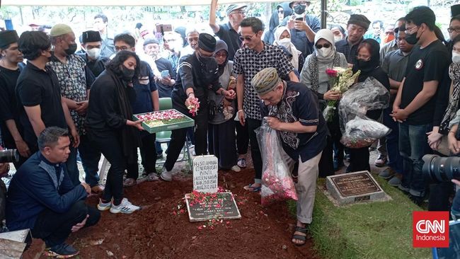 Aminah Cendrakasih 'Mak Nyak' telah dimakamkan di Taman Pemakaman Umum (TPU) Karet Bivak, Jakarta Pusat, Kamis (22/12).