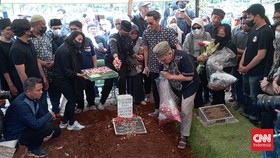 Pemakaman Aminah Cendrakasih 'Mak Nyak' Diselimuti Suasana Haru