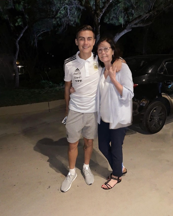 Pemeran timnas Argentina kelahiran 93 ini juga cukup dekat dengan ibunya, lho. Paulo Dybala yang juga sukses membawa negaranya jadi juara bahkan memberi surprise saat ulang tahun sang ibu. (Foto: Instagram/Paulo Dybala