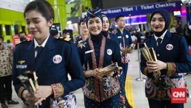 Para prami, prama dan kondektur PT. KAI memperkenalkan seragam baru di Stasiun Gambir, Jakarta Pusat, Kamis (22/12/2022). Menyambut masa Angkutan Nataru 2022/2023, PT Kereta Api Indonesia (Persero) meluncurkan seragam baru bagi petugas Frontliner yan