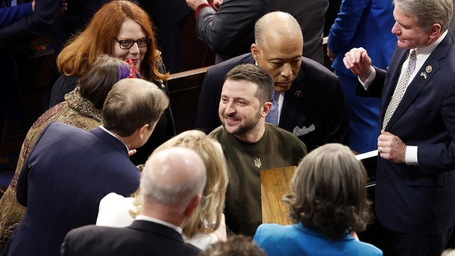Ratusan anggota Kongres dan pejabat AS menyambut Presiden Ukraina Volodymyr Zelensky di Gedung Capitol Hill, Washington, dengan tepuk tangan meriah.