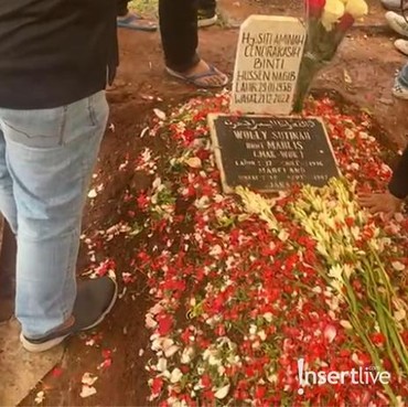 7 Potret Suasana Pemakaman Mak Nyak Diiringi Isak Tangis